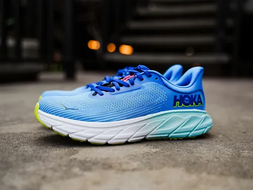 The HOKA Arahi 7 sits on a stoop.
