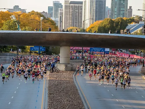 Racers start the 2022 Bank of America Chicago Marathon.