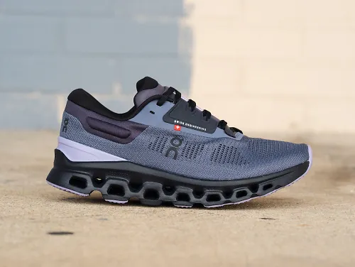 The women's On Cloudstratus 3 sits on the concrete ground.