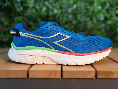 A side view of the men's Diadora Equipe Atomo.