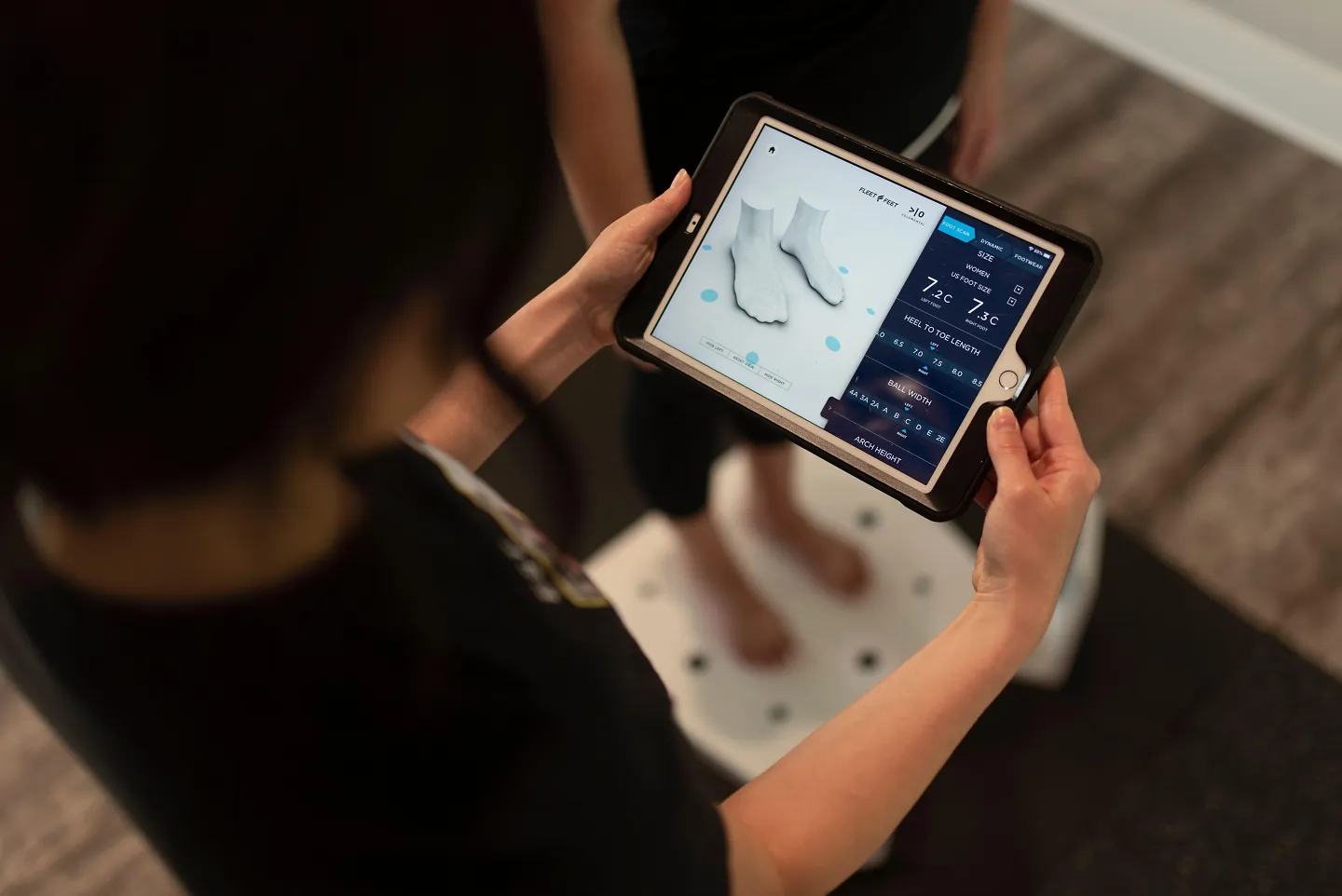 A Fleet Feet outfitter uses the fit id system.