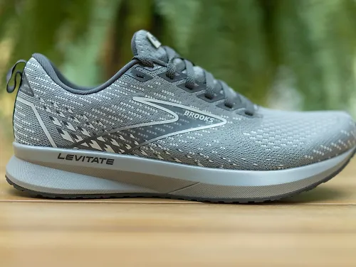 Side profile of the women's Brooks Levitate 5.