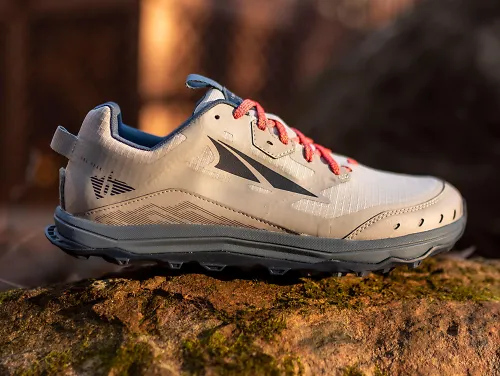 The men's Altra Lone Peak 6 sits on a rock.