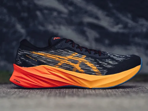 A side view of the men's ASICS Novablast 3.