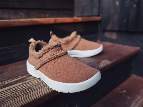 A pair of the women's OOFOS oocoozie white and chestnut.