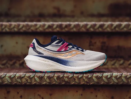 A side profile of the women's Saucony Triumph 20 as it sits on a step.