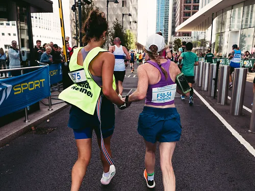 Alexi guides Lisa during the 2022 London Marathon.