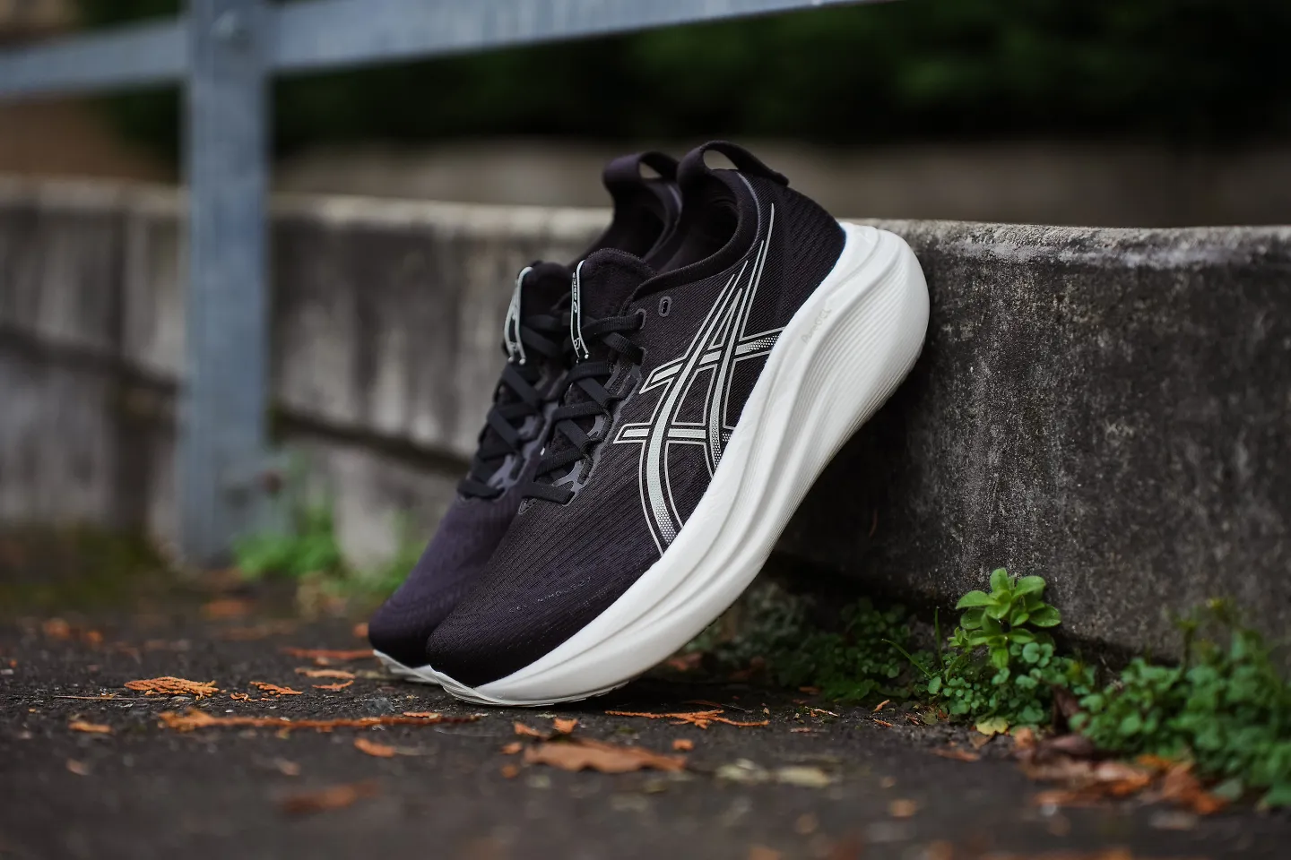 The men's ASICS GEL Nimbus 27 in Black Lake Grey