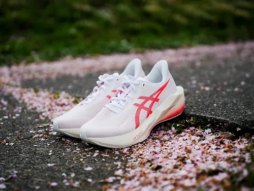 The ASICS Novablast 6 