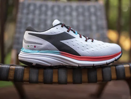 A profile view of the men's Diadora Mythos