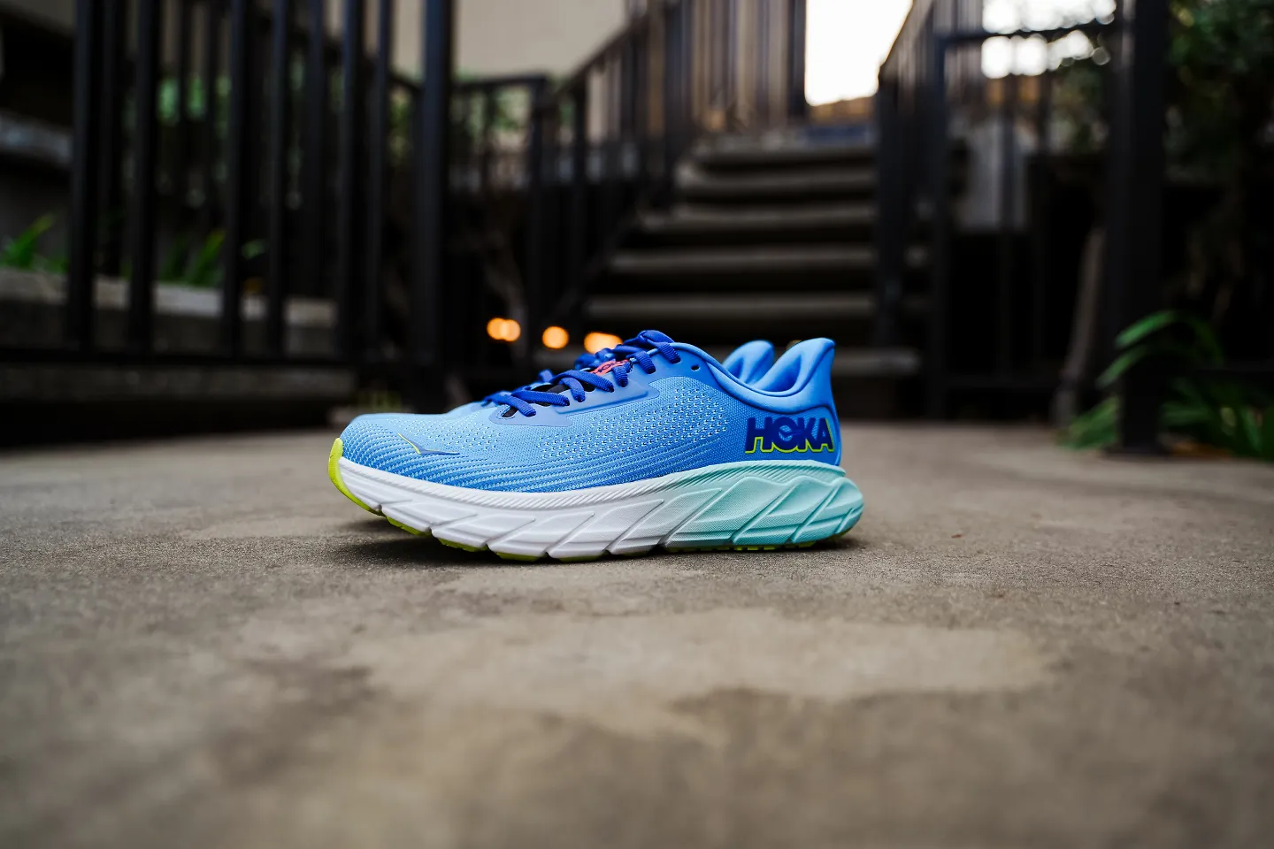 A lone Hoka Arahi sitting on the sidewalk