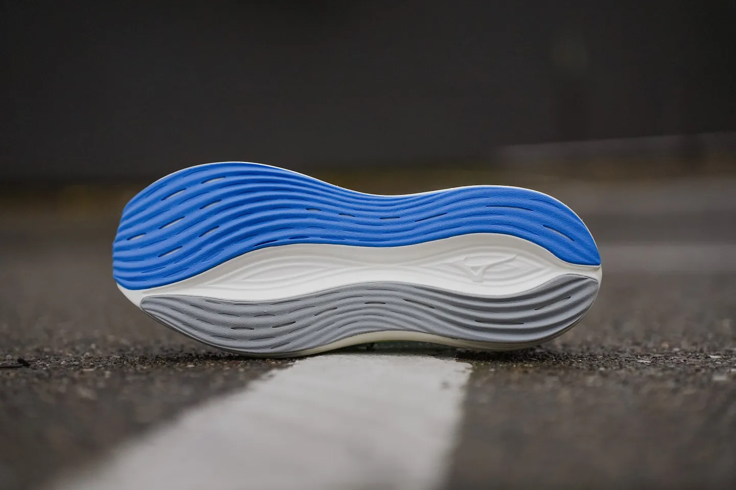 The men's Mizuno Neo Zen WHITE / FRONTIER BLUE.