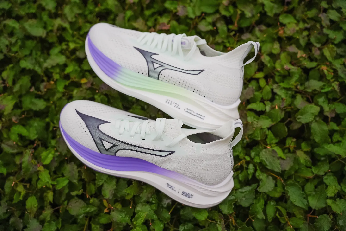 The women's Mizuno Neo Zen in HINT MINT / INDIA INK