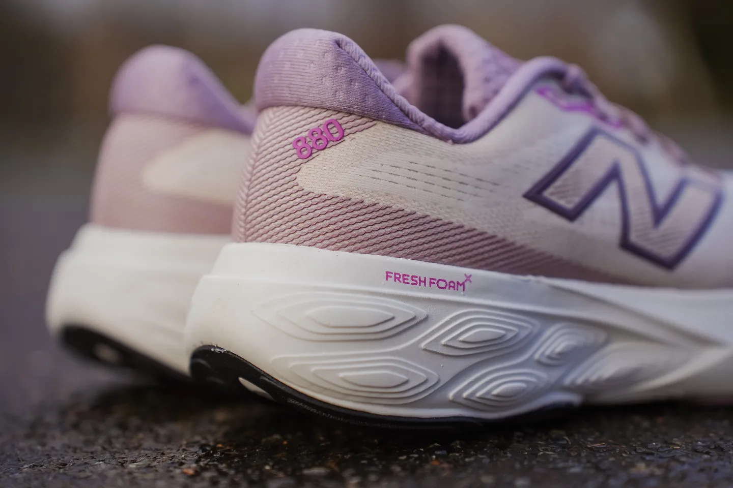 The women's Fleet Feet exclusive color of the New Balance 880V15. 