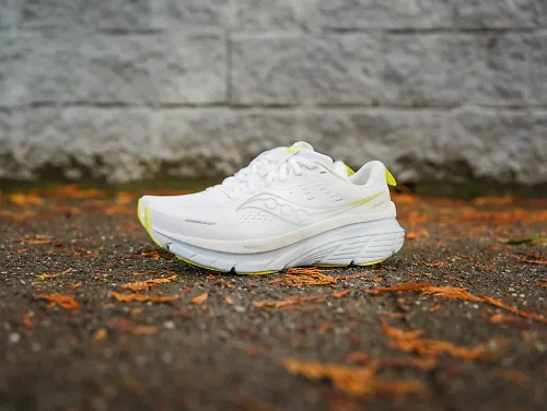 The women's Saucony Guide 18 in WHITE/ICE MELT