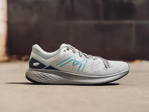 The women's Karhu Synchron sits in the sun.