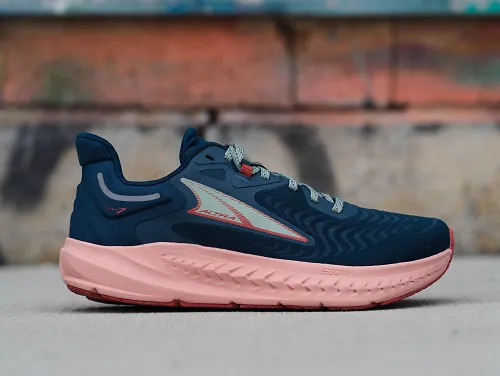 The women's Altra Torin 7 sits on the concrete. 