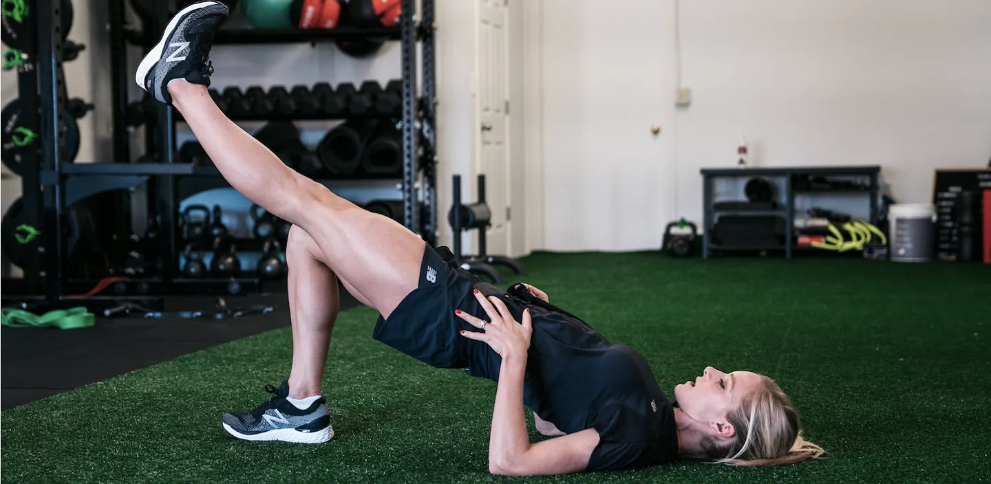 Emma Coburn demonstrates a glute bridge exercise