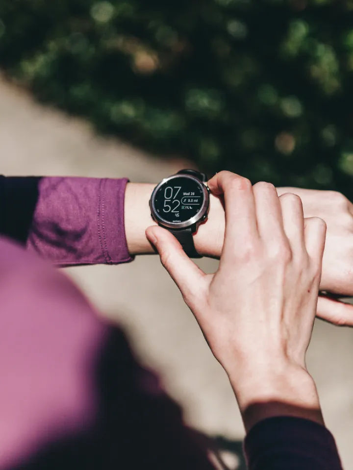 A woman sets her Garmin Forerunner 645 Music watch