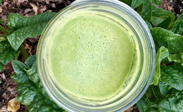 A green mango smoothie for runners
