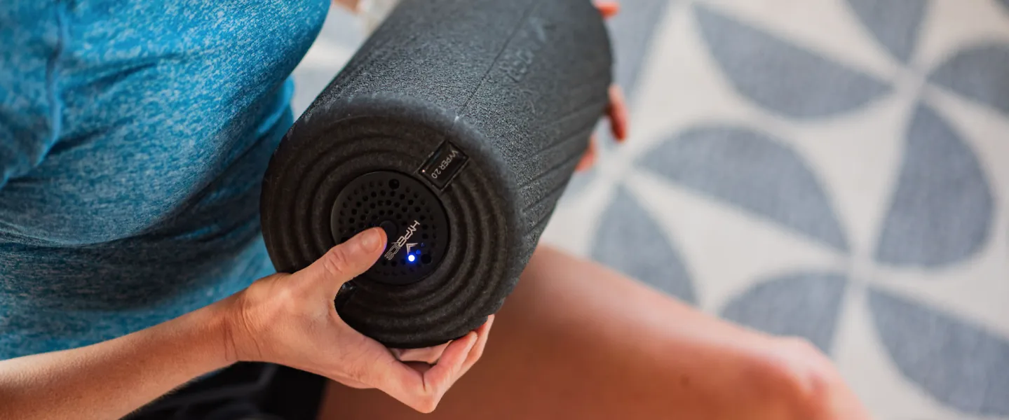 A runner holding the Hyperice Vyper 2.0