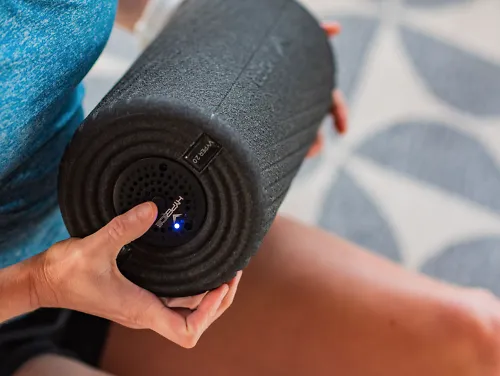 A runner holding the Hyperice Vyper 2.0