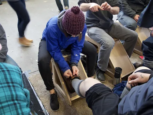 A Fleet Feet employee helps a person try on a pair of shoes